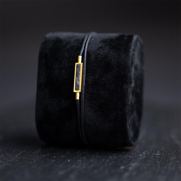 1,5 mm schwarzes Nylonarmband mit einem vergoldeten Carbonelement - Talis Black Gold